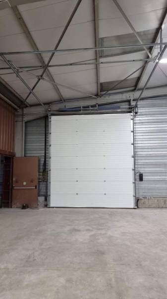 Installation d'une porte sectionnelle industrielle motorisée sur Macon