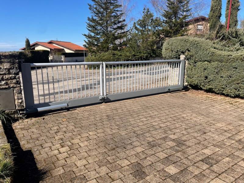 Installation d'un automatisme sur un portail ancien battant à Ambérieux en Bugey