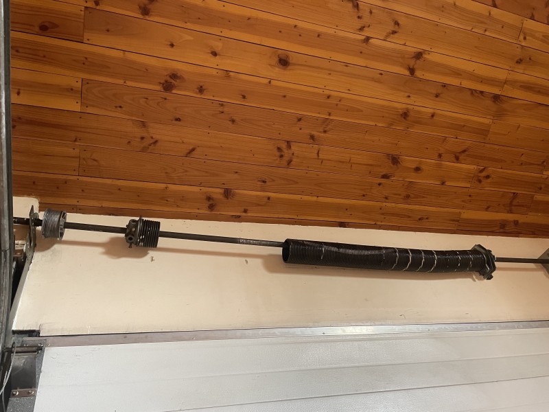 Remplacement de ressorts sur une porte de garage sectionnelle automatique sur Saint Priest