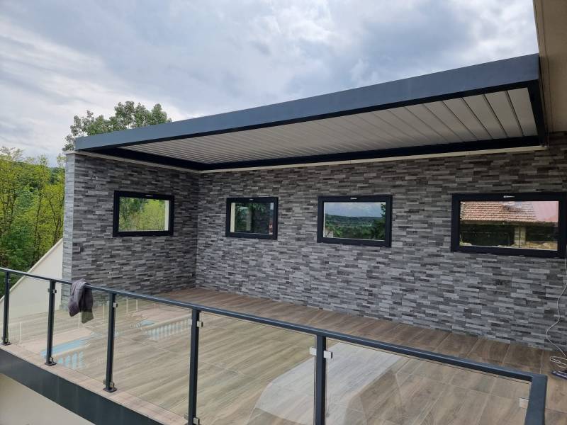 Installation d'une pergola bioclimatique suspendue à Villefranche-sur-Saône