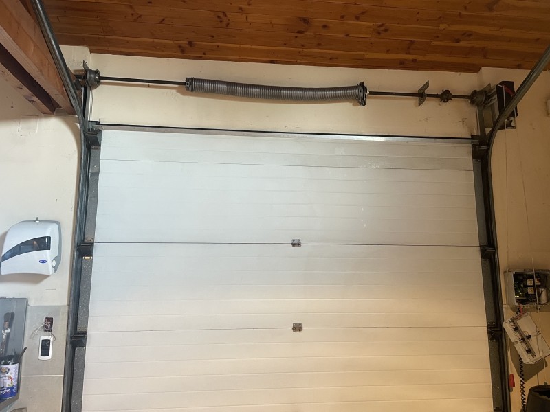 Remplacement de ressorts sur une porte de garage sectionnelle automatique sur Saint Priest