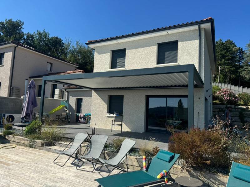 Installation de pergola bioclimatique motorisée 4x3 à Neuville sur Saone, près de Lyon