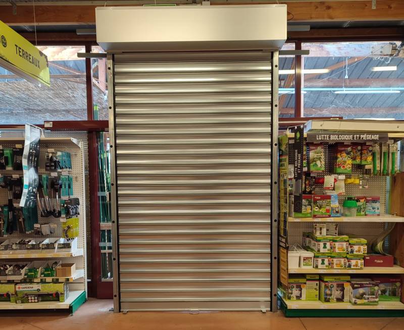 Pose de rideau métallique plein dans un magasin vers Lyon (69)